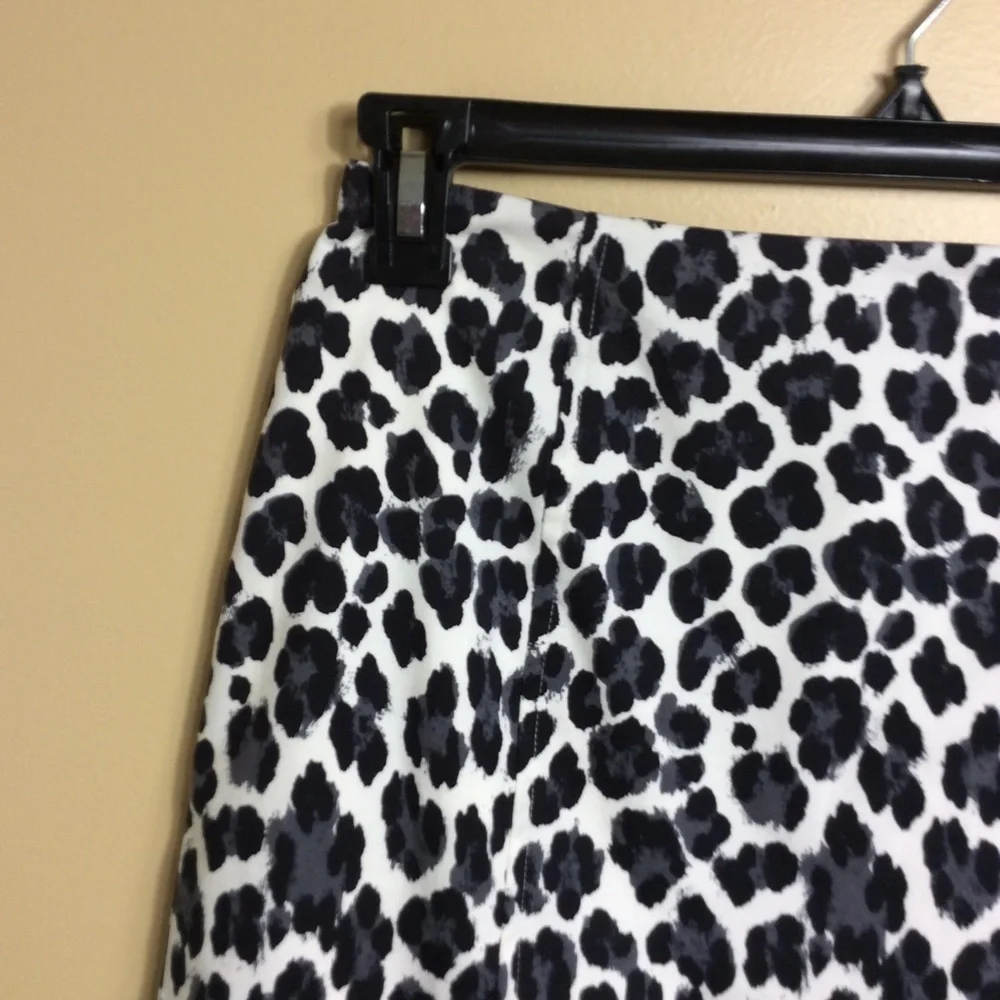 Tempesta Gruppo Americano stretch leopard print skirt. Size 10.